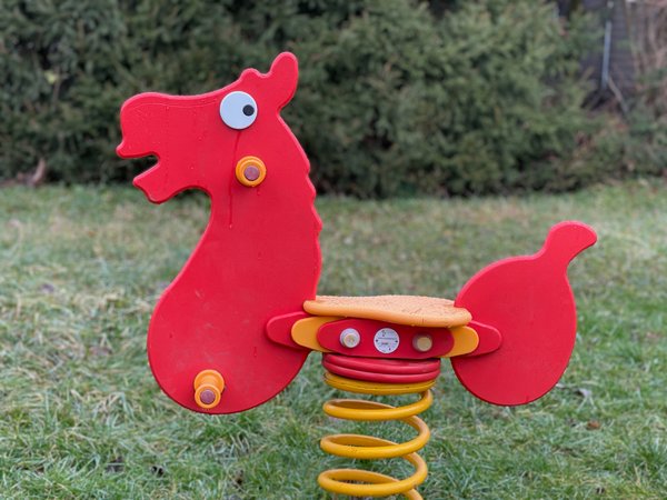 Auf dem Spielplatz: "Federwippe-Pferd"